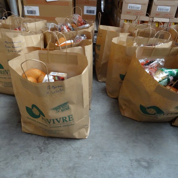 Distribution de paniers alimentaires aux familles démunies