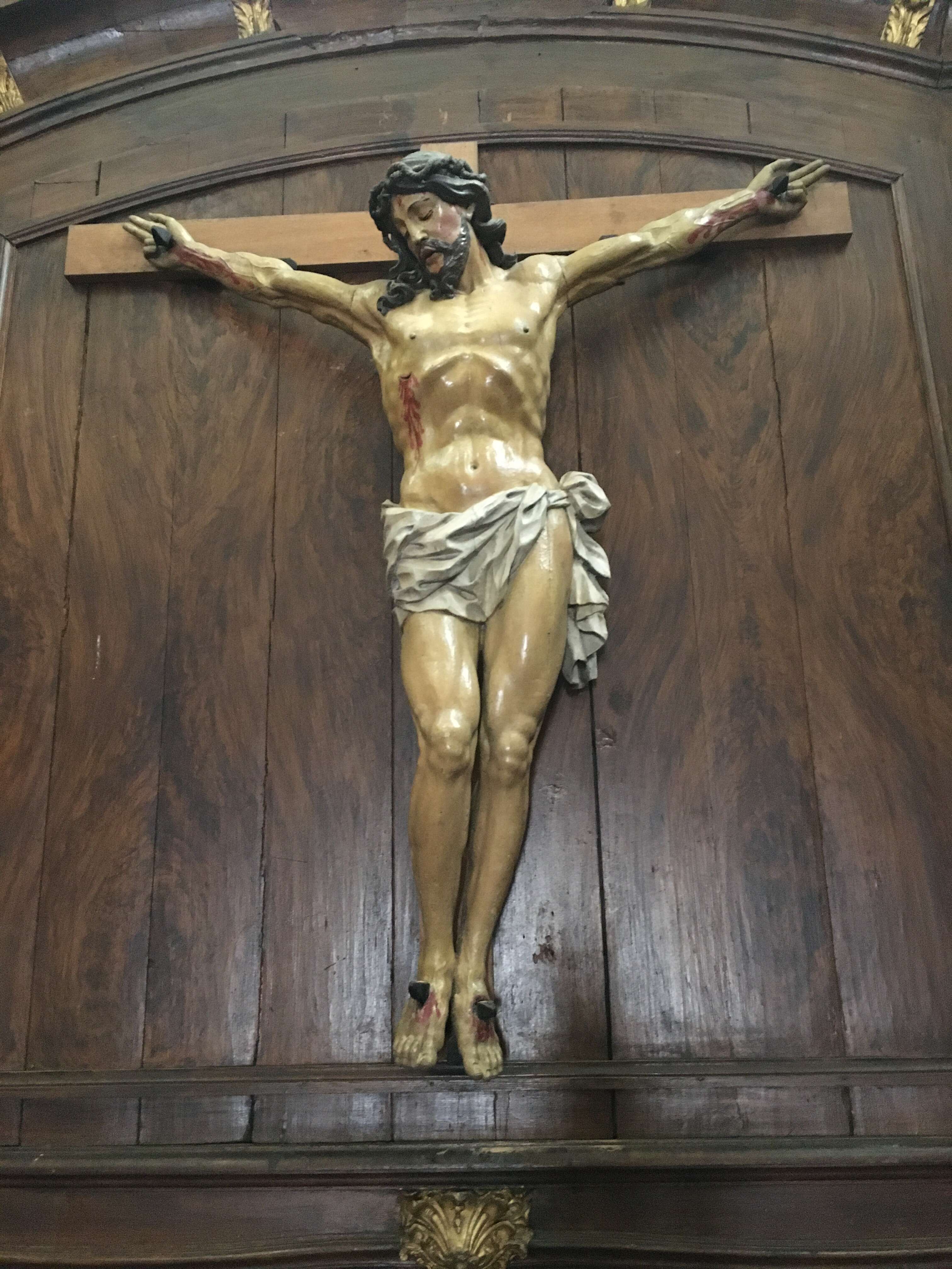 Désinsectisation d’une statue du Christ en croix