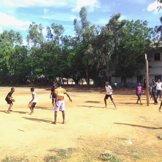 Construction d’un terrain multisport pour une école malgache