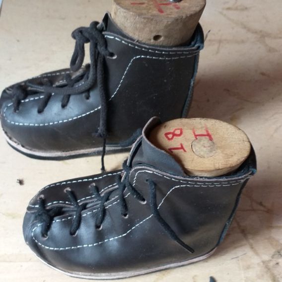 Acheter une machine pour faire de souliers à destination d’enfants avec malformations osseuses ou pieds bots à Madagascar